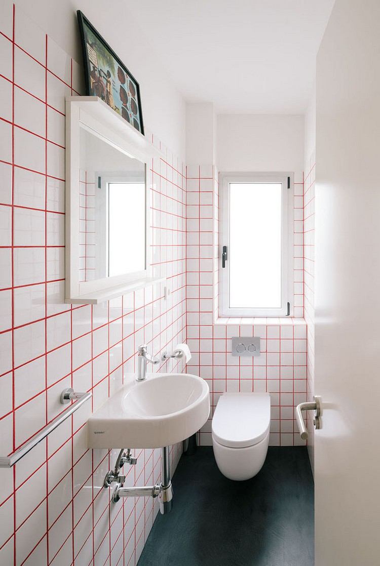 Injektionsfärg-röd-badrum-toalett-fönster-spegel-vit-dörr