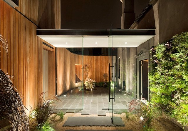 kooyong-hus-ingång-glas-dörrar-trä fasad-sten golv
