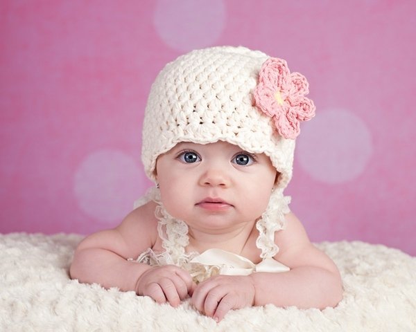 Baby flicka hatt hugga blommor vit rosa färg