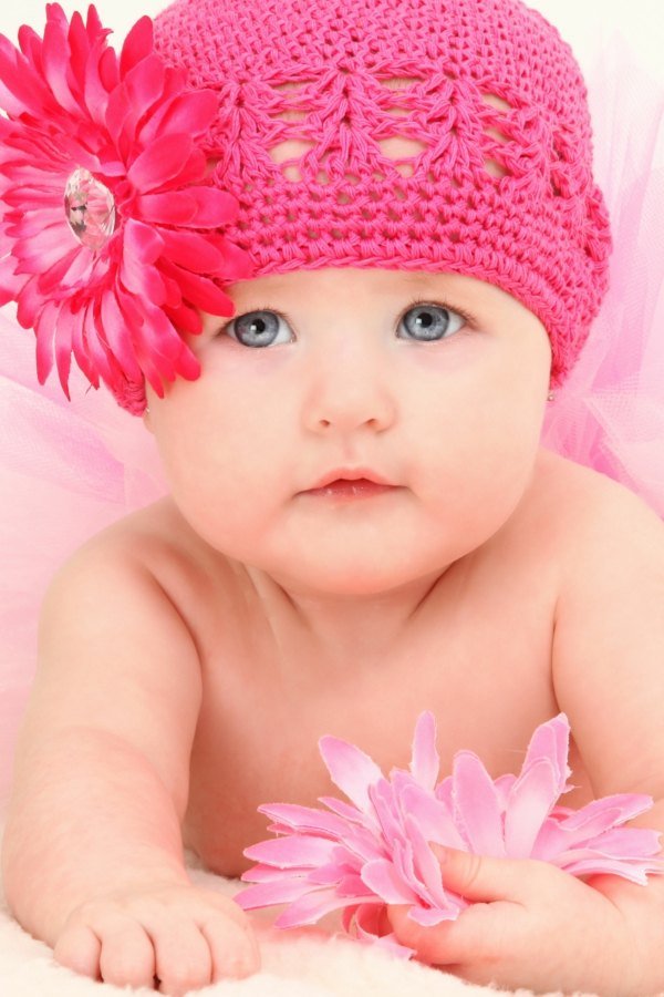 Baby mössa stickade blommotiv blå ögon