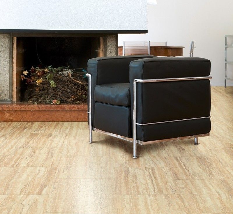 Kork golvläggning-sandsten look-läder fåtölj-öppen spis-modern