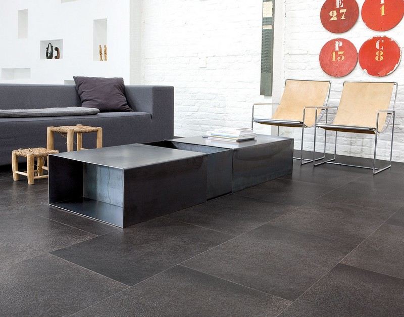 Kork-golvläggning-metall-bord-grå-soffa-industriell stil