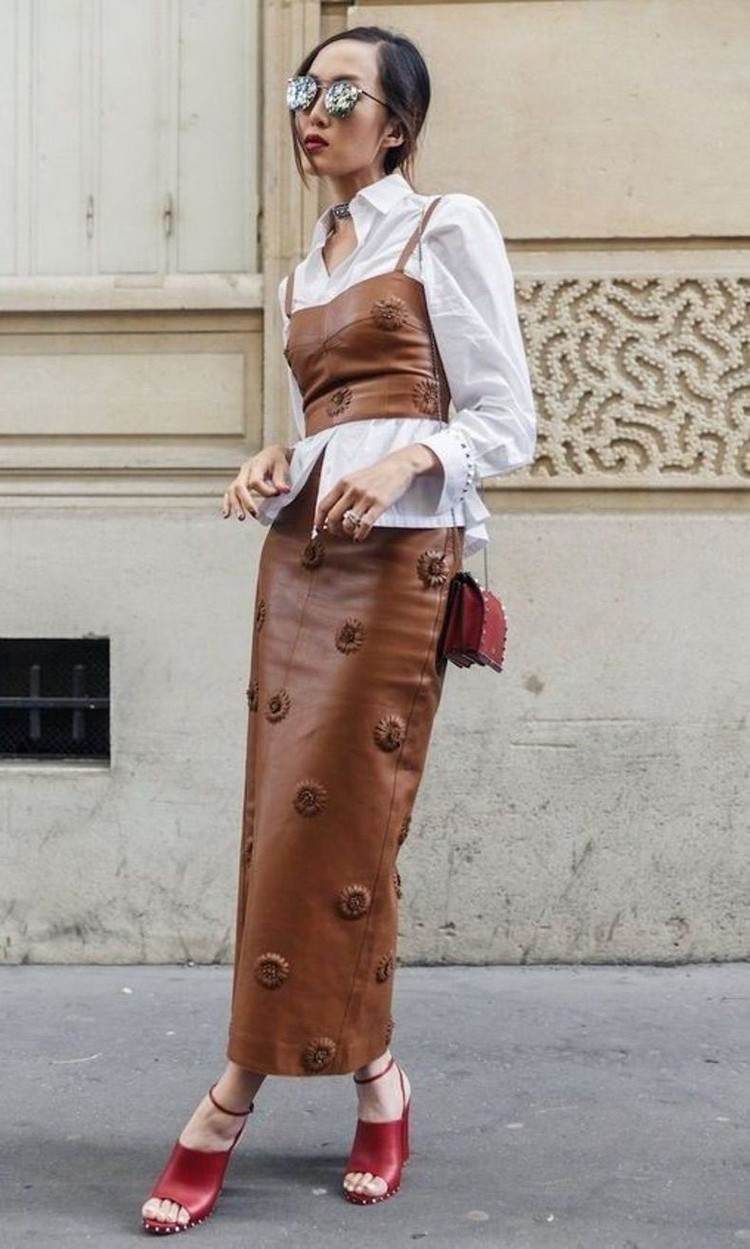 Korsettklädsel kombinerar läderkjol