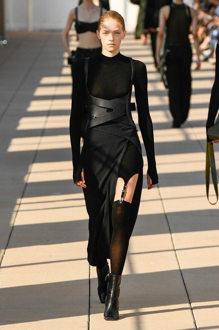 svart klänning kombinera outfit med korsettmodetrend 2021