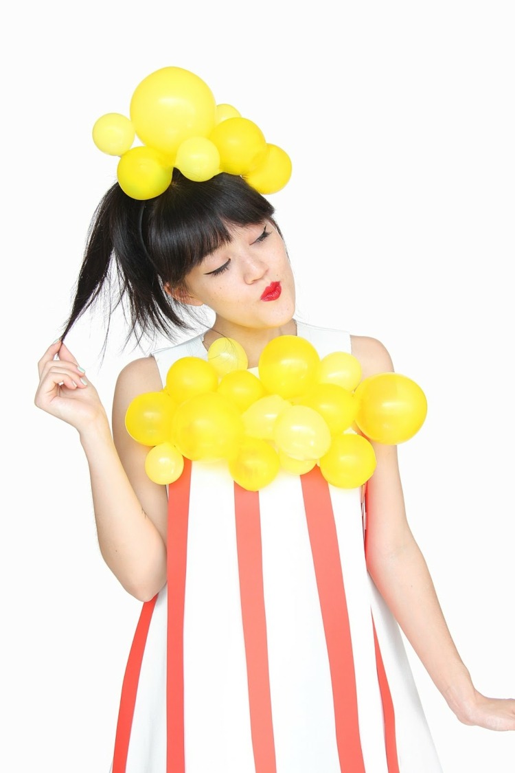 kostym gjord av ballonger DIY halloween karneval idéer enkla popcorn klänning hår tillbehör