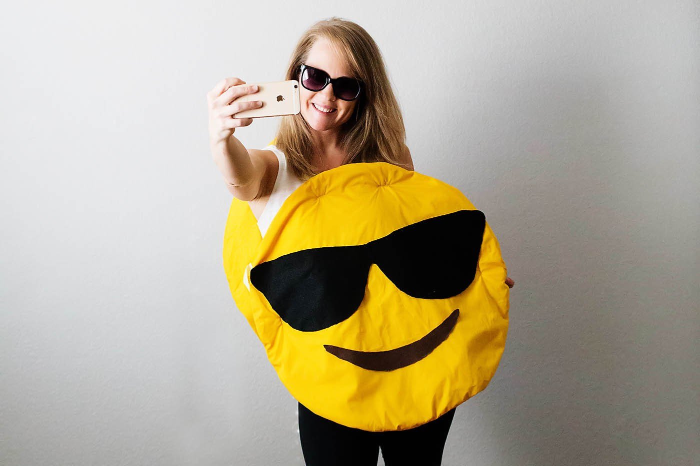 Gör roliga gruppdräkter för 4 personer Emoji -karnevalskostym själv