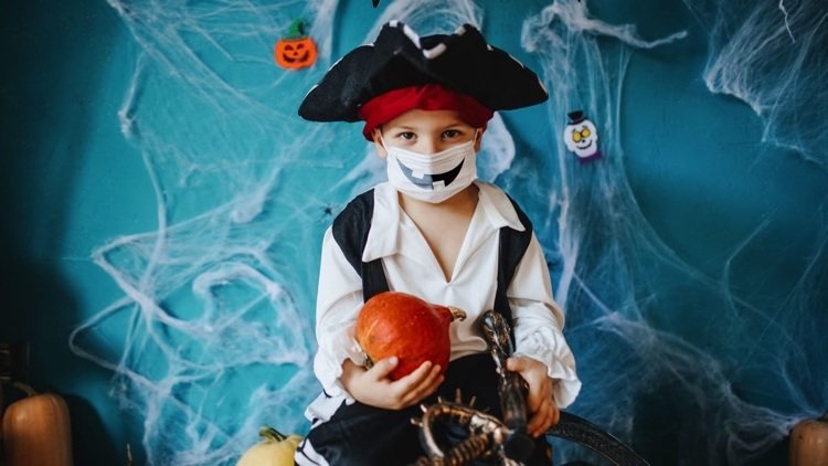 Kostymidé 2020 - fira Halloween trots Covid -19 med en piratmask