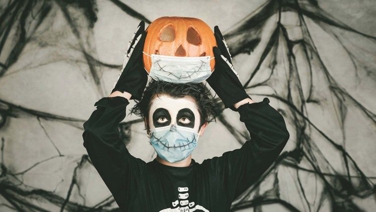 Kostymidé för Halloween - skelett med ett målat andningsskydd