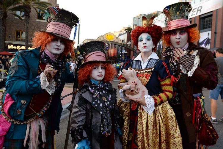 karneval-kostymer-för-familjen-drottning-av-hjärtan-alice-i-underlandet
