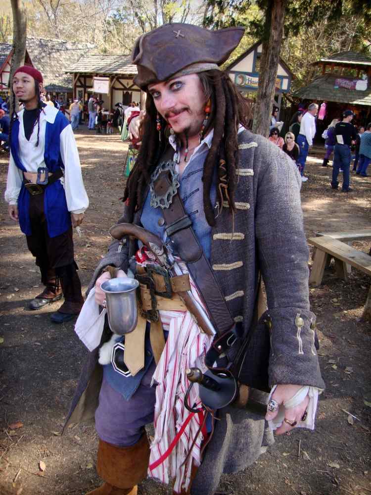 Kostym-idéer-pirater-i-karibien-kapten-jack-sparv-pirat-kostym