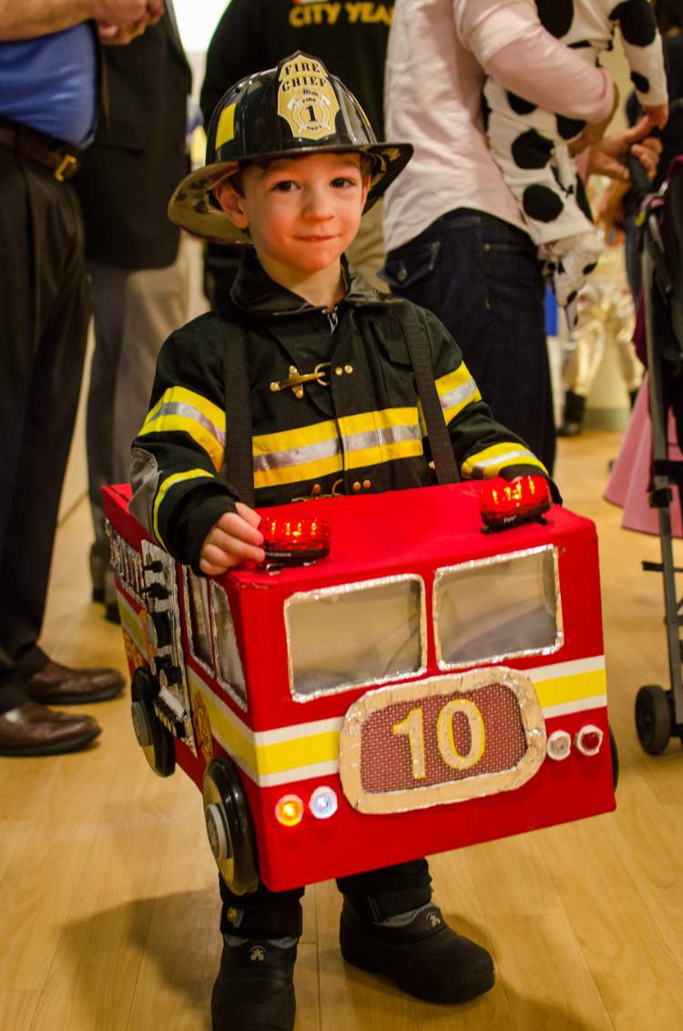 brandman i brandbil karneval kostym att göra dig själv