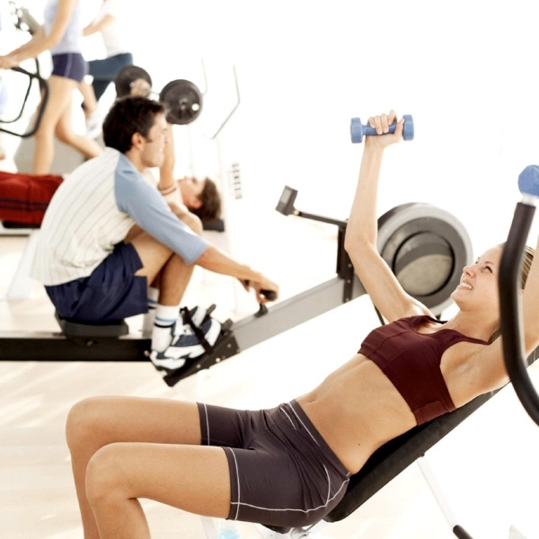fitnessstudio hantlar gå ner i vikt styrka och uthållighetsträning