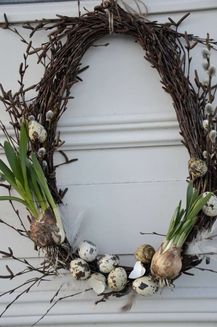 krans-äggskal-tinker-dörr-krans-ägg-form-oval-vår-blommor-påskliljor