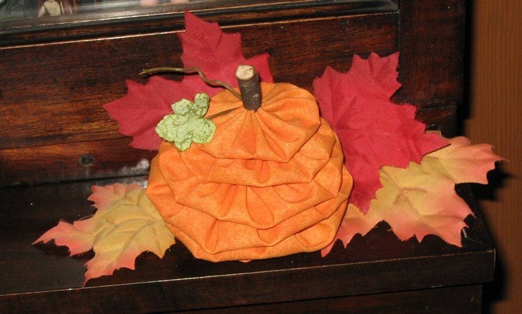 kanta-höst-pyssla-orange-färgade-tyg-drapering