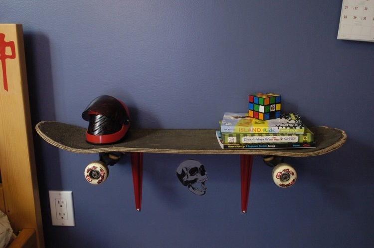 heminredning-idéer-gör-själv-lite-pengar-vägg-hylla-skateboard-böcker