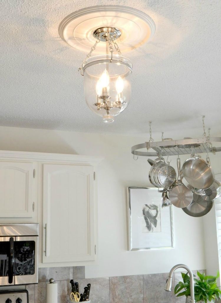 lägenhet-dekorera-idéer-gör-det-själv-lite-pengar-vitt-kök-stå-ljuskrona