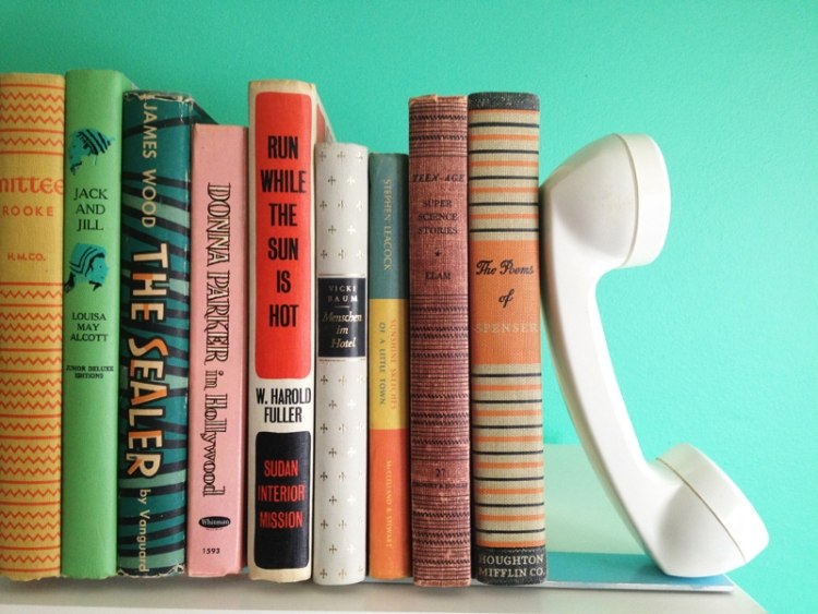 Lägenhet-dekorera-idéer-gör-det-själv-lite-pengar-böcker-hylla-telefonbok