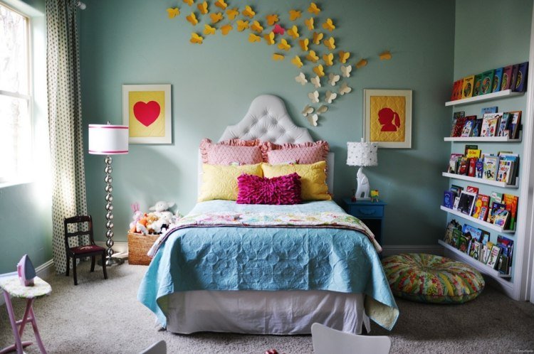 lägenhet dekorera väggidé fjärilar papperssäng accent