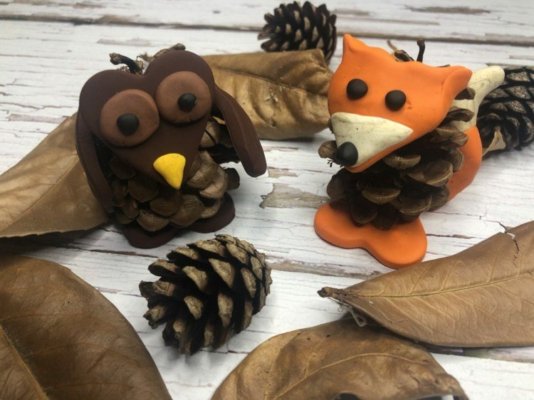 Gör räv och uggla själv av plasticine och kottar som dekoration på hösten