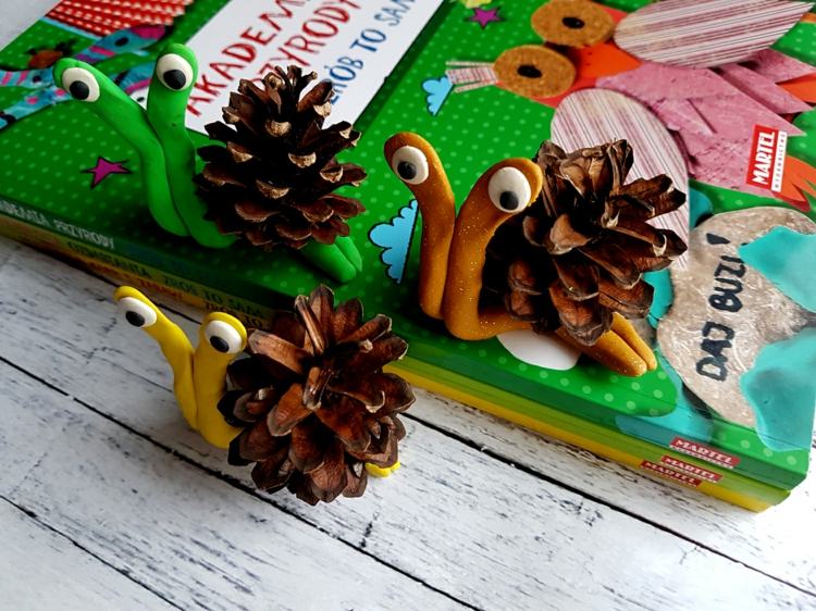 Rolig idé med kottar och plasticine - färgglada sniglar för regniga dagar