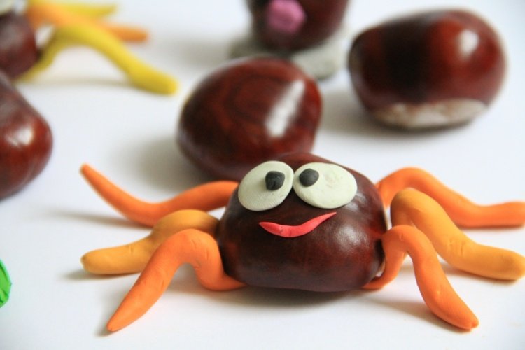 Höstslöjd med kastanjer och plasticine - spindel till Halloween som dekoration