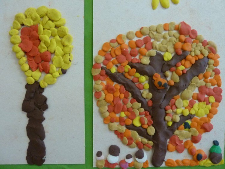 Idé för små barn - tinker med lövträd på papper med bollar av plasticine