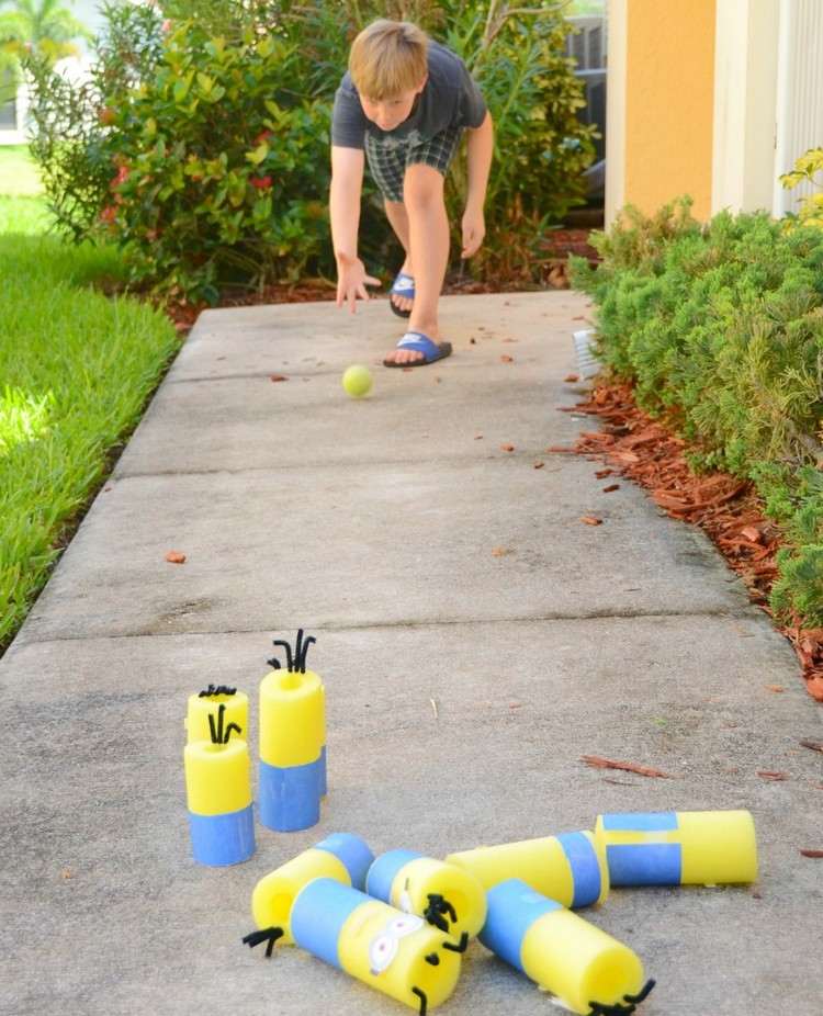 kreativa-hantverk-idéer-hantlangare-bowling-käglor-pool nudlar-lek-trädgård
