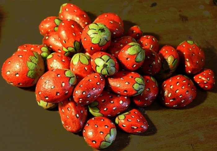 dekoration-för-trädgården-jordgubbar-målar-småsten-idéer