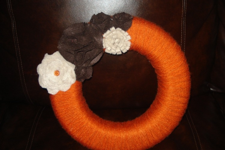 Dekoration för höst-gör-det-själv-tinker-filt-krans-diy-orange-garn-dekoration-blommor-rosor-vit-brun