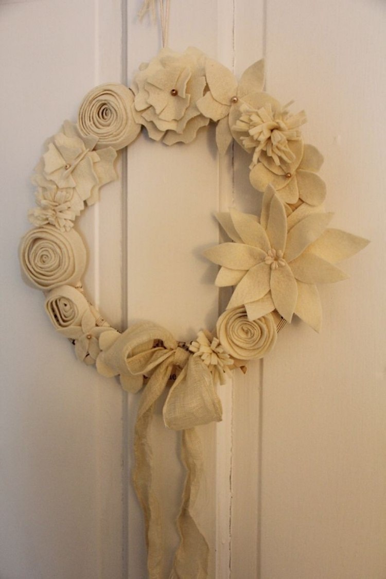 dekoration-höst-gör-det-själv-tinker-filt-krans-grädde-vit-dörr-klipp-ut-häng blommorna