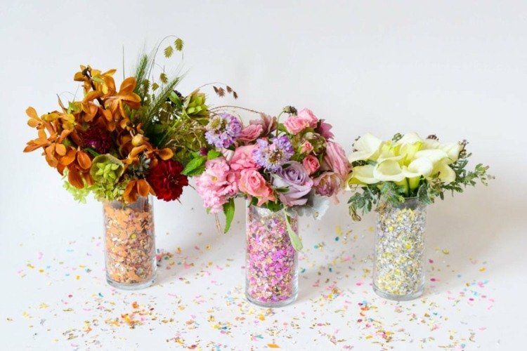 Gör karnevalsdekorationer i ett glas med konfetti och blommor