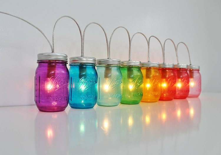 Färgglada lampor som karnevalsdekoration - använd färgade glasögon eller färgade sagoljus