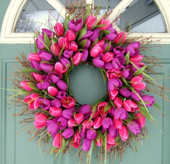 Krans av blommor rosa deco-iögonfallande dekorera ytterdörren festligt