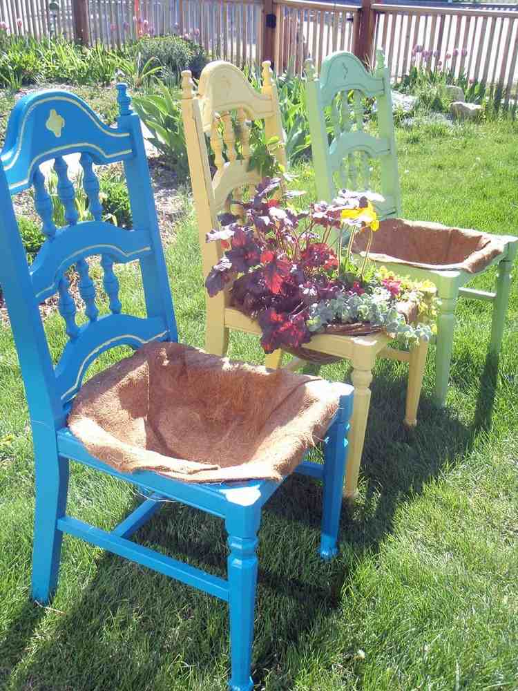 Kreativ trädgårdsdekoration-gamla-stolar-nya-färger