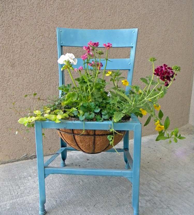 Kreativ trädgårdsdekoration gammal stol-blå-färg-kokosfiberhängande korg