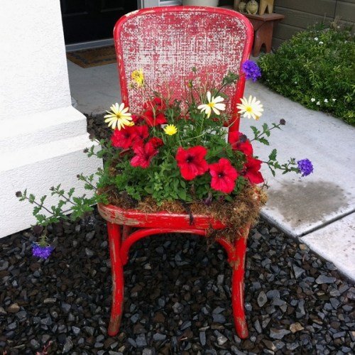 trädgård dekoration omvandla stolar till blomkrukor rött