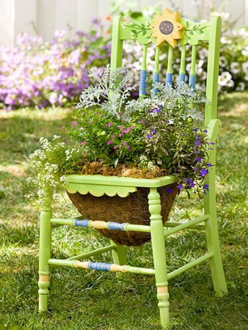 Trädgårdsdekorationer omvandlar stolar till blomkrukor i ljusgrönt