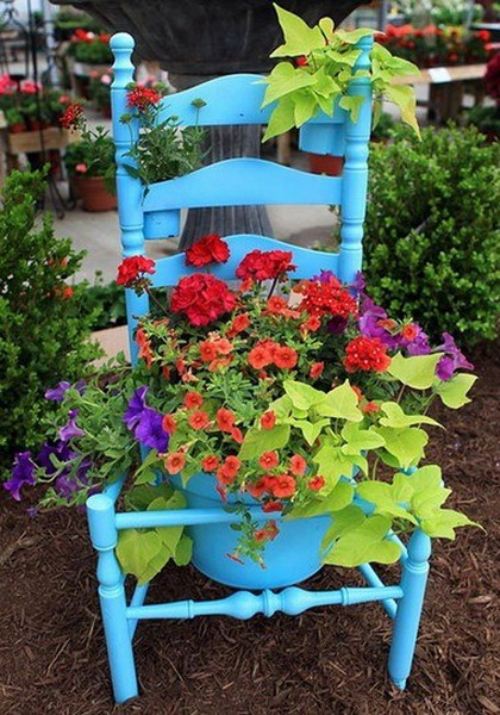 Trädgårdsinredning omvandlar stolar till blomkrukor till blått