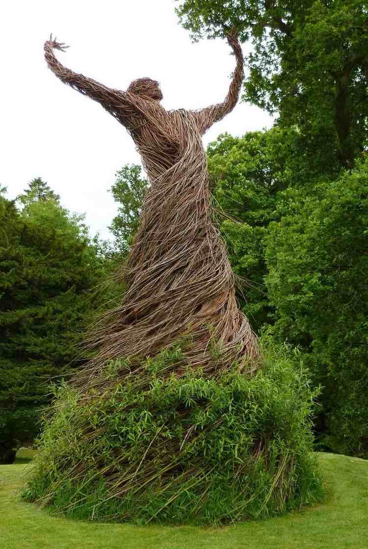 trädgård-skulpturer-kvinna-klänning-pil-grenar-gröntorrt