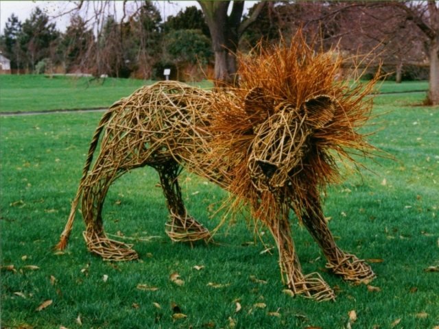 lejon i naturlig storlek figur pilstavar trädgårdsdekoration att pyssla med