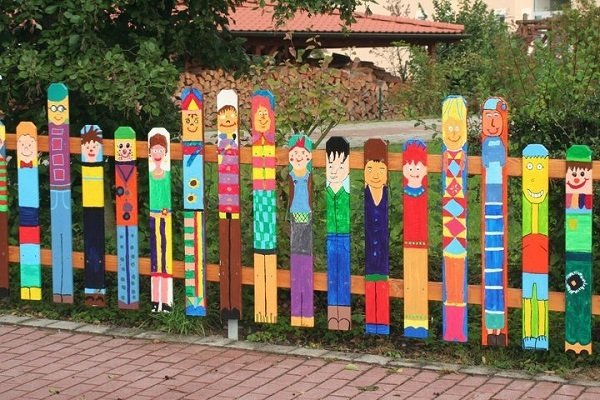 Barn målade idéer för trädgårdsstaket