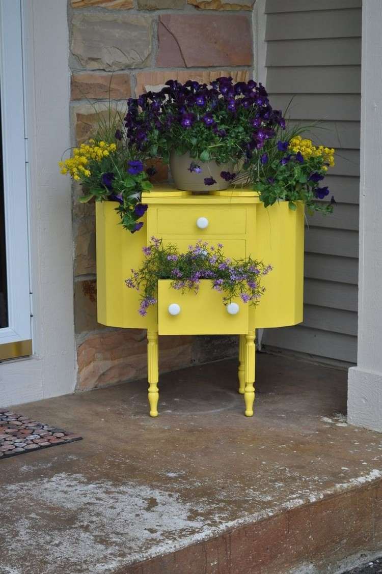 Dekorativa-trädgård-idéer-gulmålade-byrå-blommor-lådor