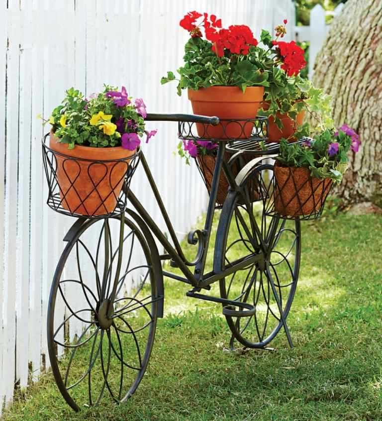 kreativa trädgård idéer svart vintage cykel dekoration idé gräsmatta staket