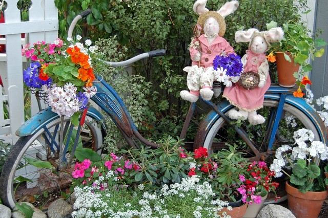 Gör trädgårdsdekorationer själv kaninfigurer ordna färska blommor blomkrukor