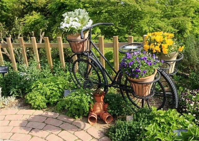 Trädgårdsidéer blommor trehjuling ordna metall svart färg gatstenar tre blomkrukor