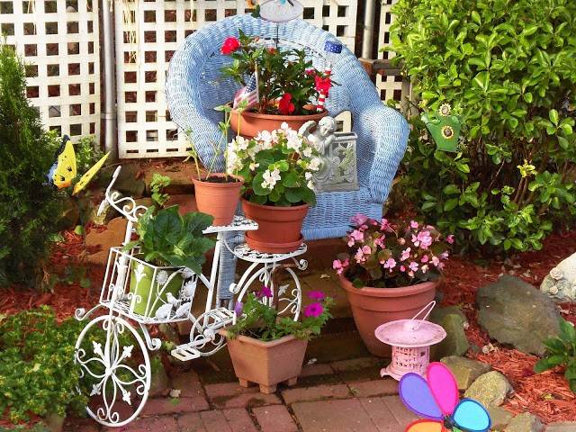 trevlig mysig sittgrupp cykel blomkruka