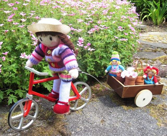 Cykel trädgård figurer dockor skottkärra
