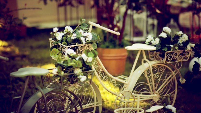 kreativa trädgårdsidéer vit cykel blomkruka vintage romantisk deco