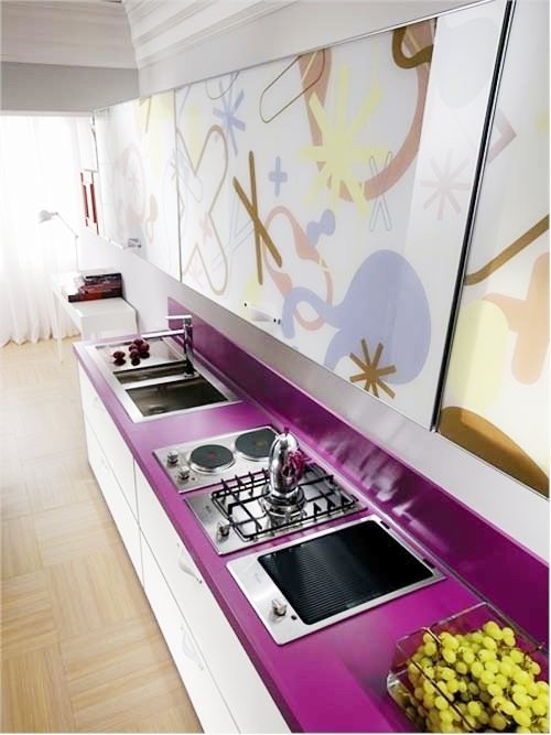 Art-deco-kök-lila-vit-intressanta-dekorationer