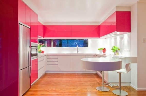 Art-deco-kök-glödande-rosa-kök-skåp